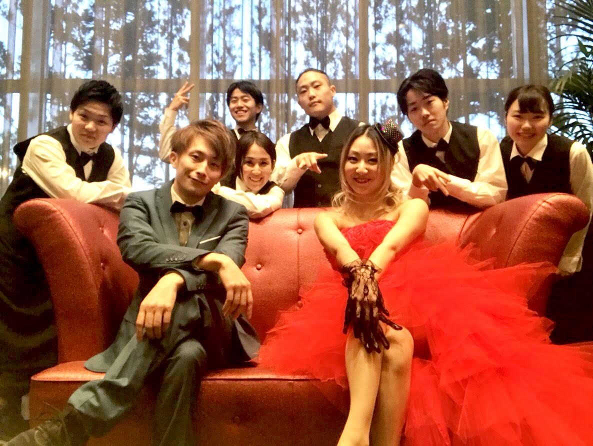 結婚式でのフラッシュモブに出演したメンバーと新郎新婦