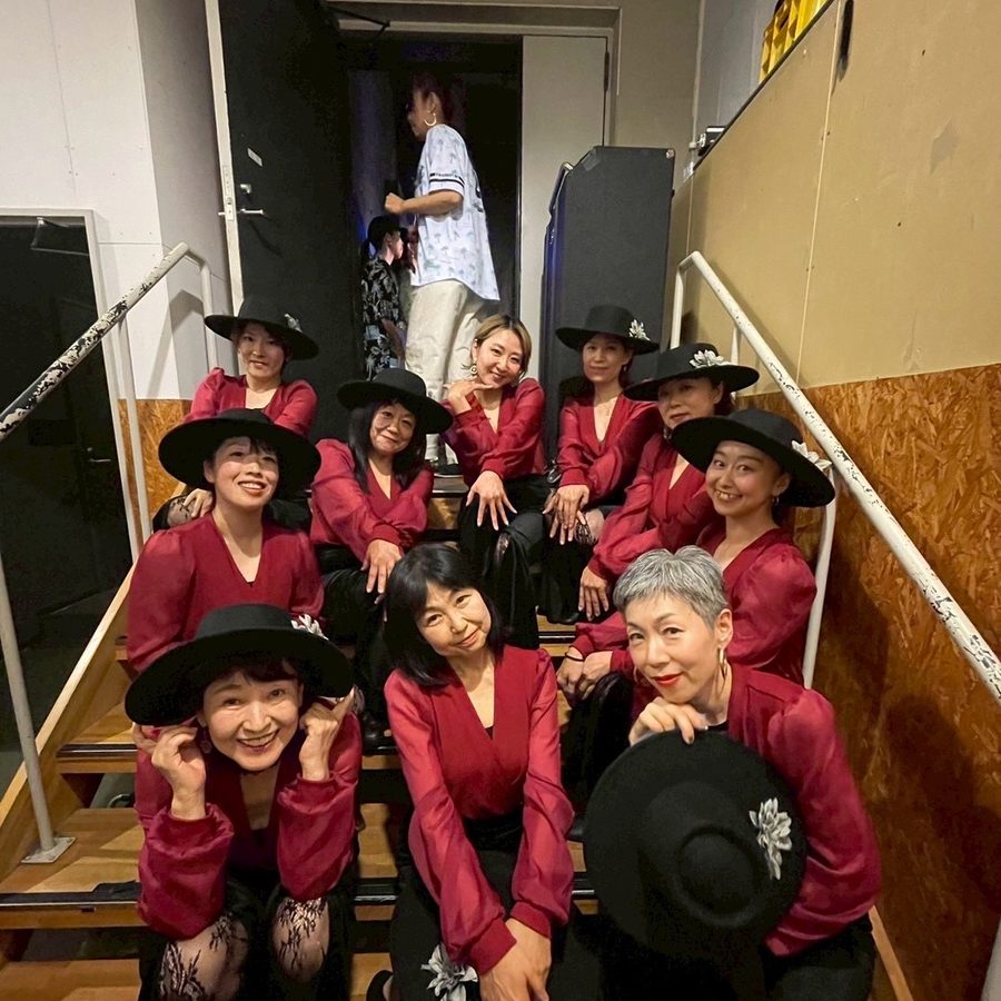 イベント出演の衣装で集まったメンバー