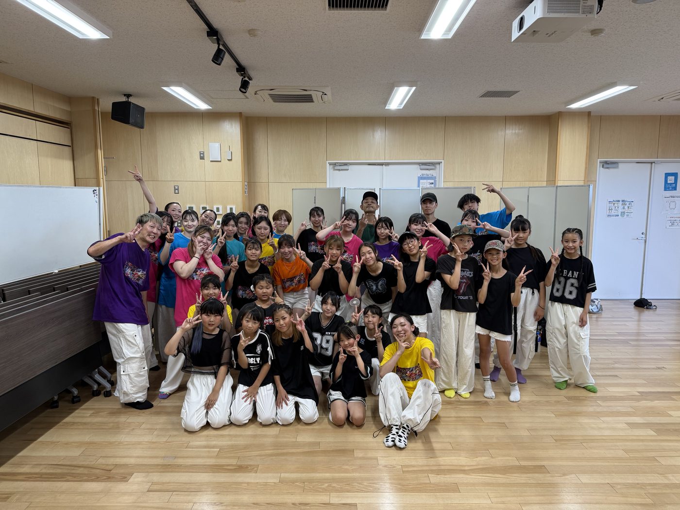 広さのあるスタジオでのレッスンの様子