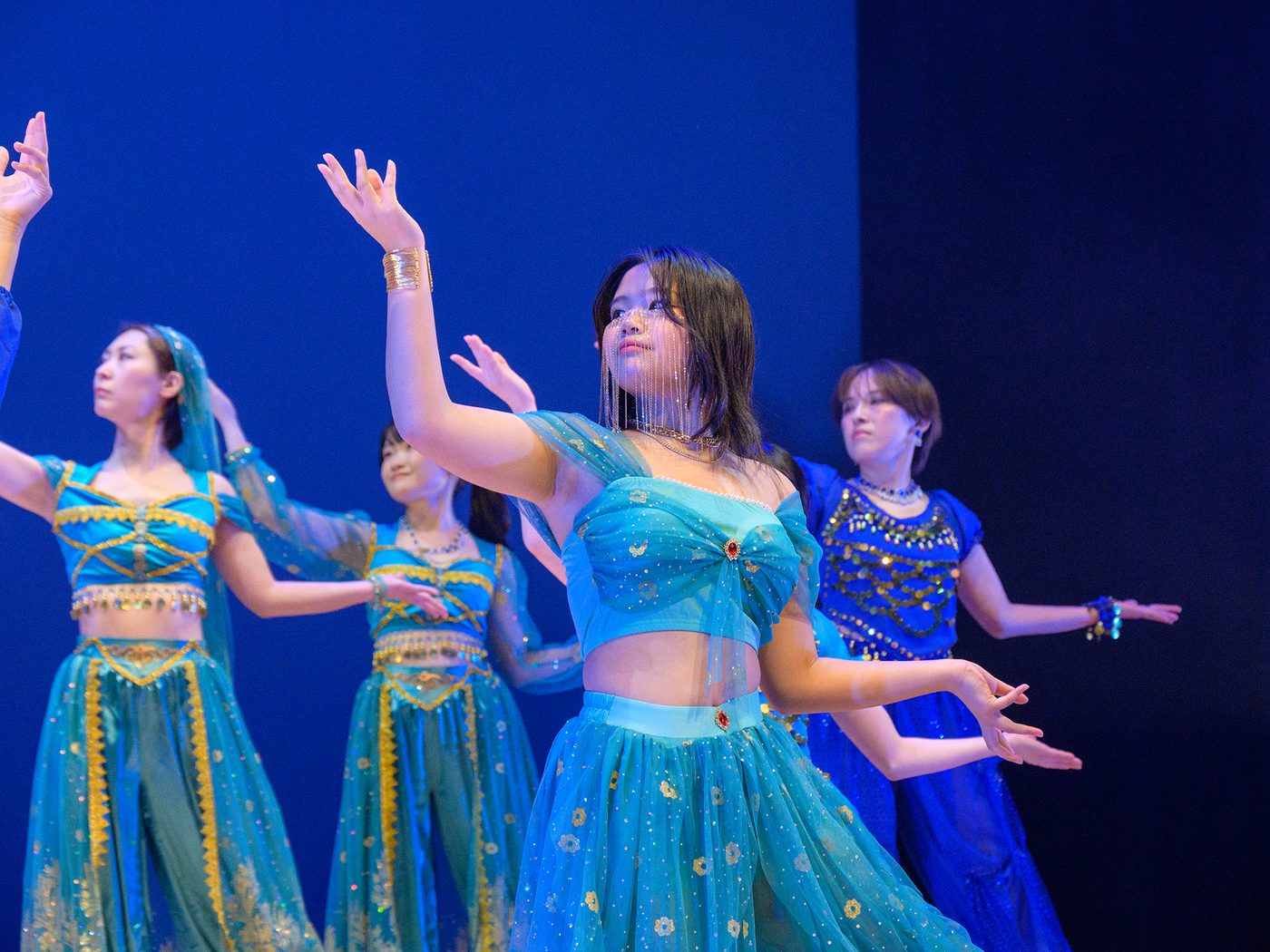 発表会のステージで踊るBettyの生徒